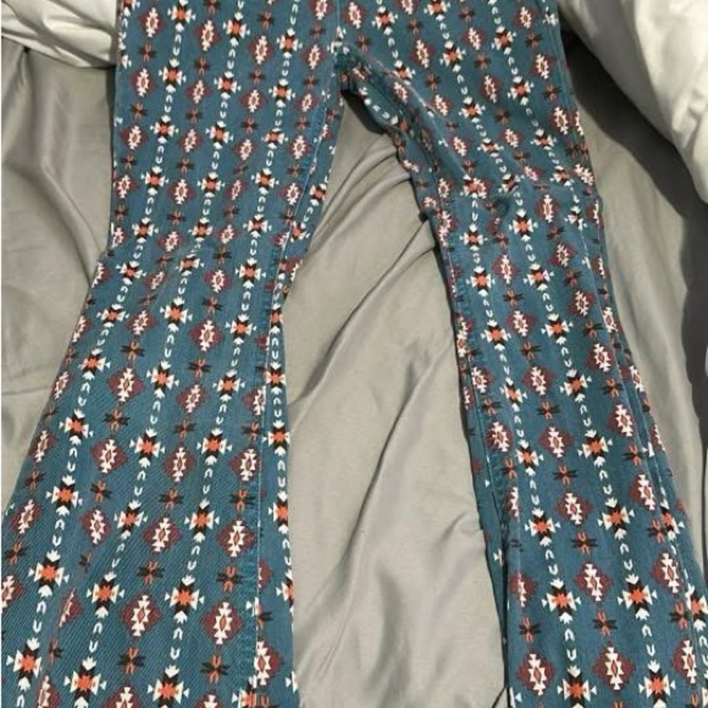 buckle jeans with no belt loops but have a stretch